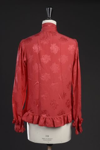 null YVES SAINT LAURENT Rive Gauche.

Chemise en soie rouge à brocards fleuris, volantée,...