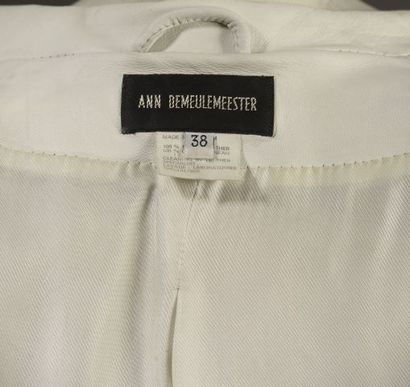 null ANN DEMEULEMEESTER.

White lambskin jacket, classic collar, long sleeves with...