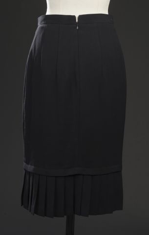 null BALMAIN Boutique.

Black polyester skirt, sheath silhouette with pleated ruffles...