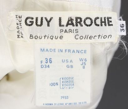 null GUY LAROCHE Boutique.

Ivory linen jacket, fitted silhouette and mid-length,...