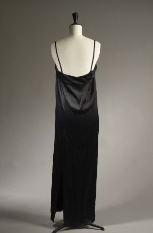 null MICHEL AXEL.

Black dress in mixed silk, thin straps, a flounce at the neck...