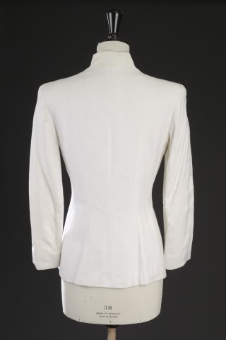 null GUY LAROCHE Boutique.

Ivory linen jacket, fitted silhouette and mid-length,...
