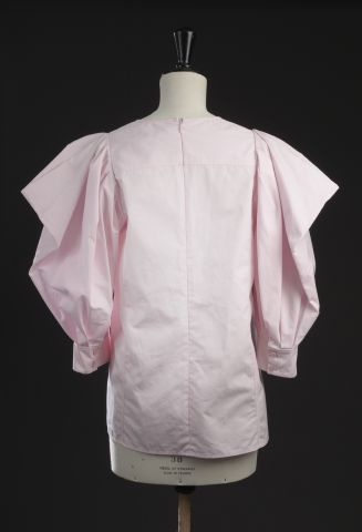 null GIVENCHY.

Blouse in pink cotton, 3/4 puffed sleeves, closed with pink pearly...