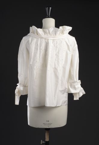 null OSCAR DE LA RENTA.

Blouse in cream silk, collar with ruffles and braids, 3/4...