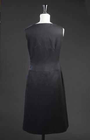 null BALMAIN.

Black wool sheath dress, round neck, curved and mid-length silhouette,...
