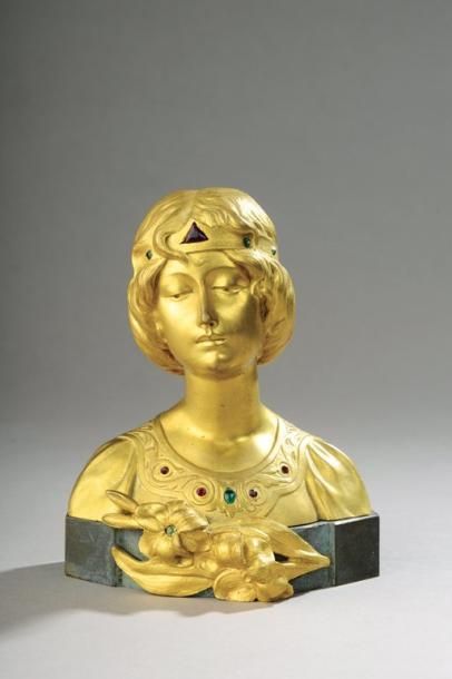 F. GUAL (XIXe - XXe siècle) Buste de jeune femme coiffée d'une couronne Bronze doré...