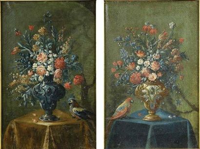 École du XVIIIe siècle Bouquets de fleurs dans un vase et perroquets Deux huiles...