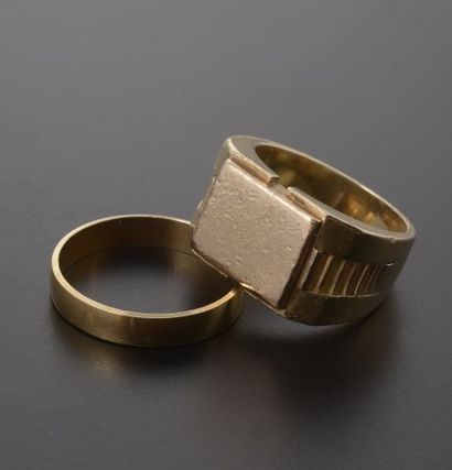 null Set in 18k yellow gold including :

- a wedding ring, 

Finger : 61 - Weight...