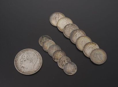 null Quatorze pièces en argent comprenant :

- une pièce de 5 Francs au profil de...