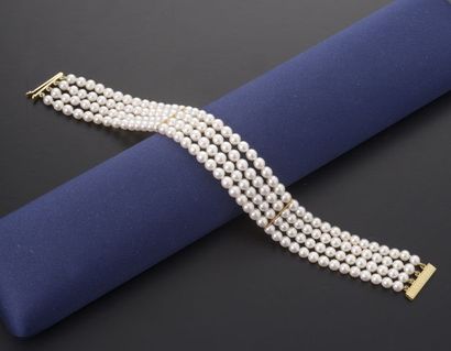 Bracelet à quatre rangs de perles de cuture,...