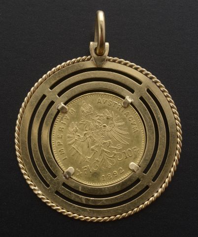 null Pendentif en or jaune 18k présentant une pièce en or de 4 Florins ou 10 Francs...