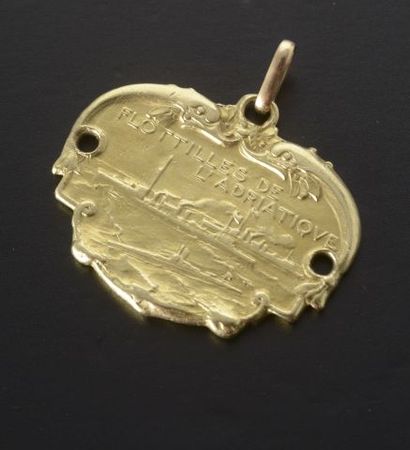 null Plaque pendentif en or jaune gravée "Flottilles de l'Adriatique" et "Edward...