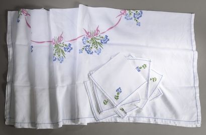 Set of eight tablecloths and their napkins:

-...