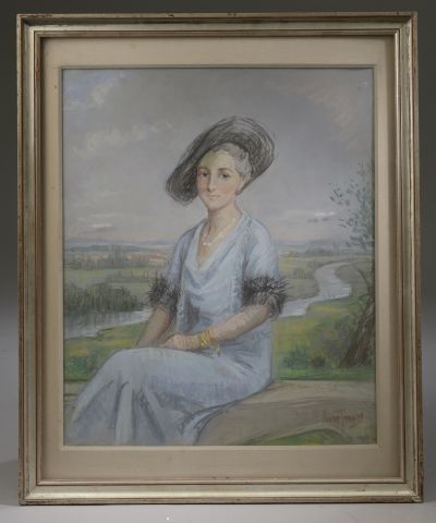 null École française vers 1920.

Portrait d'une élégante devant un paysage.

Pastel...
