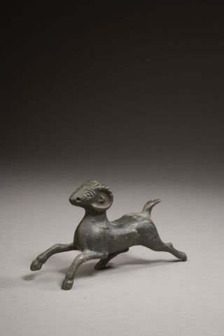 null 
CHINA - 20th century.




Ram in bronze with antique patina (one leg broken).




Length...