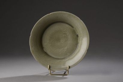 null KOREA. 

A celadon-glazed stoneware bowl with a flared and slightly lobed rim,...