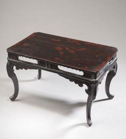 null JAPAN - MEIJI period (1868-1912).

Small table in red-brown lacquered wood....