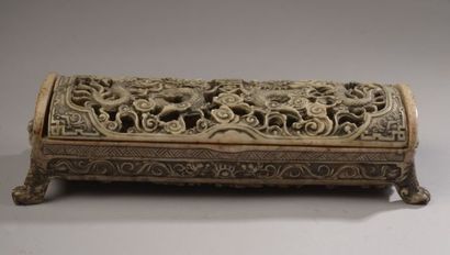 null CHINA, late 19th - early 20th century.

Carved reconstituted hardstone box with...
