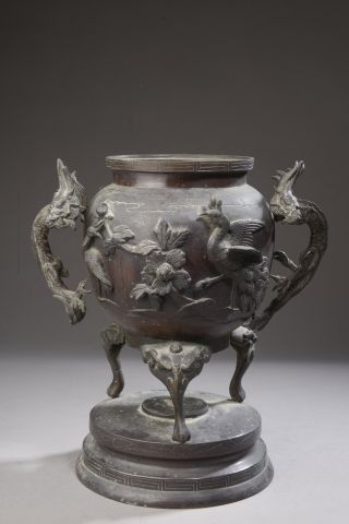 null JAPAN - MEIJI period (1868-1912).

Set in brown patina bronze comprising a vase...