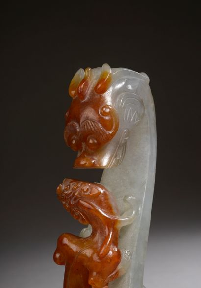 null CHINE - XIX siècle.

Grande fibule en jade céladonée infusée de rouille, sculpté...
