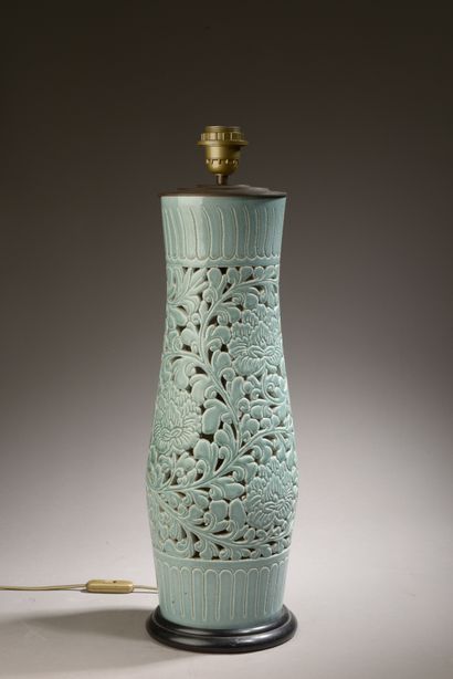 CHINE - XXe siècle.

Vase monté en lampe...