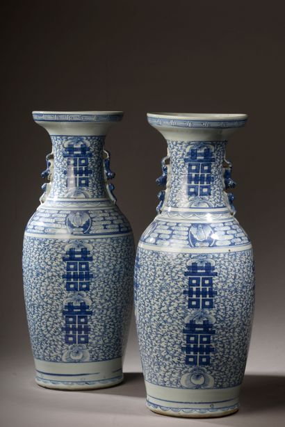 CHINE - XXe siècle. 

Paire de vases balustres...
