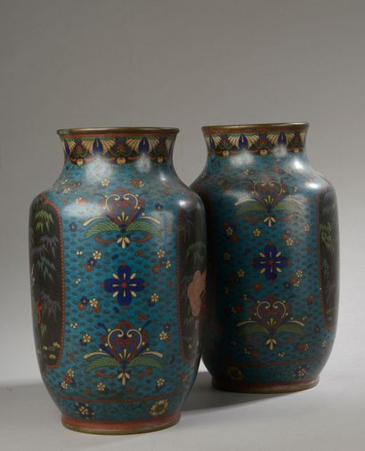 CHINE - Fin du XIXe siècle. 

Paire de vases...