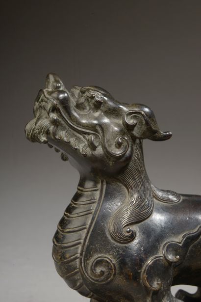 null CHINE - Dynastie MING (1368 - 1644).

Statuette de lion assis en bronze à patine...