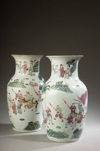 null CHINE - Vers 1900.

Deux vases balustres à col évasé en porcelaine émaillée...