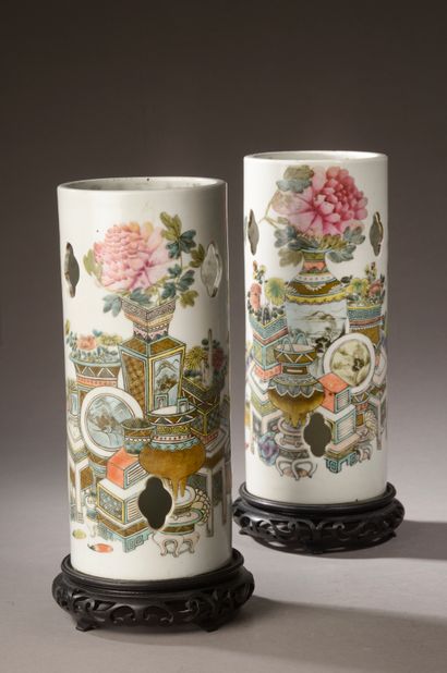 null CHINE - XXe siècle.

Paire de vases rouleau ajourés en porcelaine à décor émaillé...
