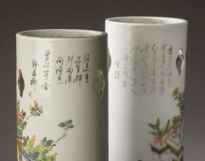 null CHINE - XXe siècle.

Paire de vases rouleau ajourés en porcelaine à décor émaillé...