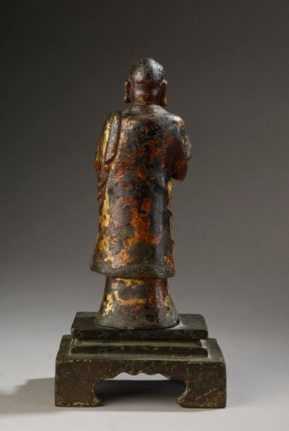 null CHINE - Dynastie MING (1368 - 1644).

Statuette de Luohan en bronze laqué or...