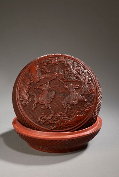 null CHINE - Vers 1900.

Boite de forme ronde en laque rouge sculptée de deux cavaliers...