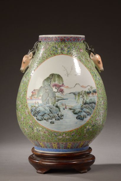 CHINE - XXe siècle.

Vase renflé en porcelaine...
