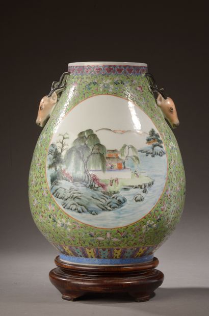 null CHINE - XXe siècle.

Vase renflé en porcelaine à décor d'un paysage lacustre...