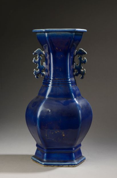 null CHINE - XVIIIe/XIXe siècle.

Vase à pans coupés et deux anses en porcelaine...