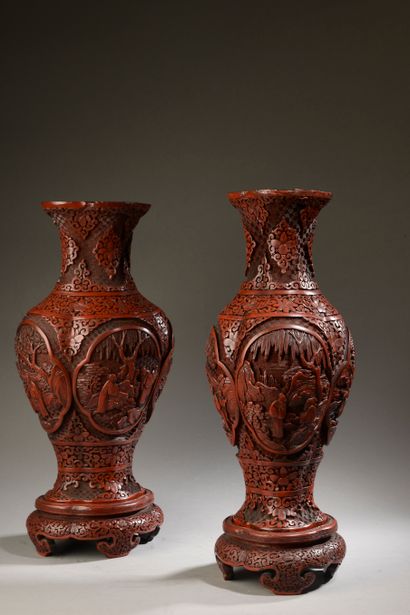 null CHINE - XIXe siècle.

Paire de vases polylobés en laque rouge sculpté à décor...