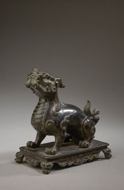 null CHINE - Dynastie MING (1368 - 1644).

Statuette de lion assis en bronze à patine...