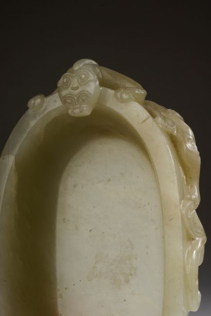 null CHINE - XIXe siècle.

Rince-pinceaux oval en jade céladon, la panse sculptée...