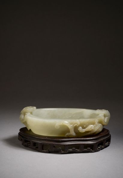 null CHINE - XIXe siècle.

Rince-pinceaux oval en jade céladon, la panse sculptée...