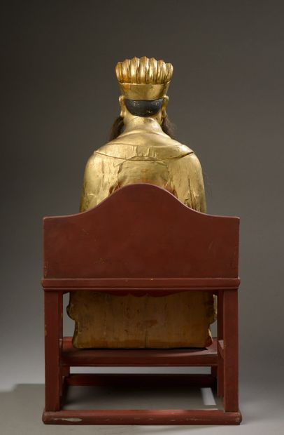 null CHINE - XIXe siècle.

Statuette de dignitaire en bois laqué or assis sur un...