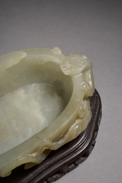 null CHINA - 19th century.

Oval celadon jade brush, the body carved with two chilongs,...