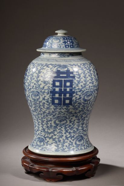 null CHINE - fin XIXe ou début du XXe siècle.

Vase balustre couvert en porcelaine...