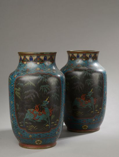 null CHINE - Fin du XIXe siècle. 

Paire de vases en émaux cloisonnés à décor de...