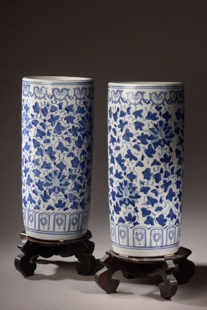 CHINE - XXe siècle.

Paire de vases rouleau...