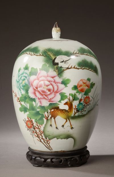 null CHINE - XXe siècle.

Paire de vases rouleau ajourés en porcelaine à décor émaillé...