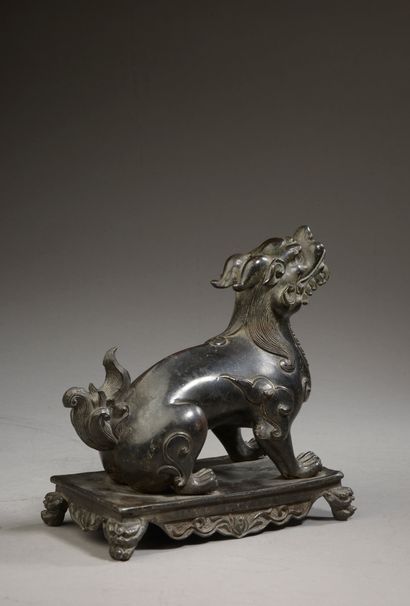 null CHINE - Dynastie MING (1368 - 1644).

Statuette de lion assis en bronze à patine...