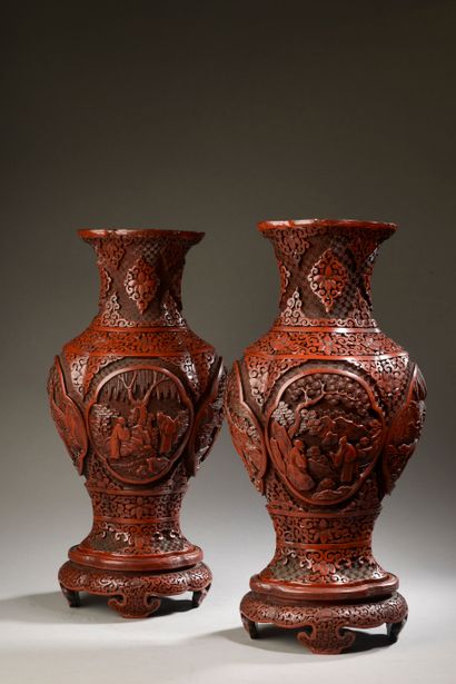 null CHINE - XIXe siècle.

Paire de vases polylobés en laque rouge sculpté à décor...