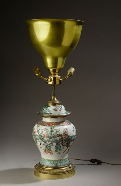 CHINE - Vers 1900.

Potiche couverte en porcelaine...