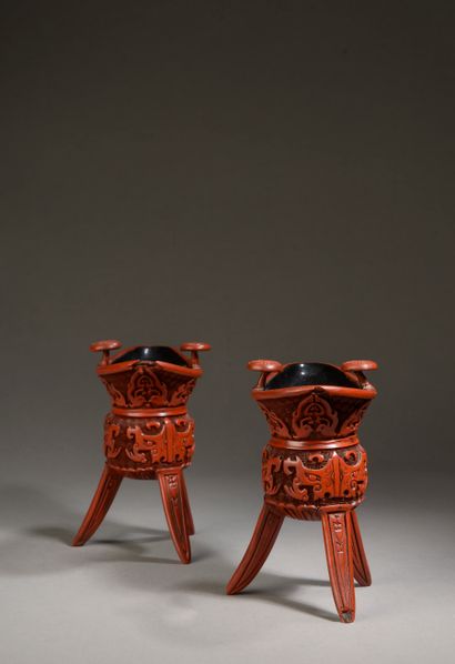 null CHINE - XXe siècle

Paire de vases tripodes "jue" en résine sur métal imitant...